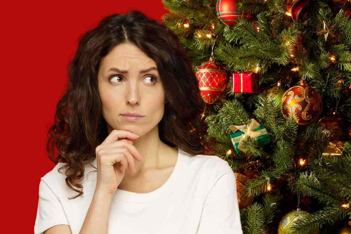 Albero di Natale e donna incerta