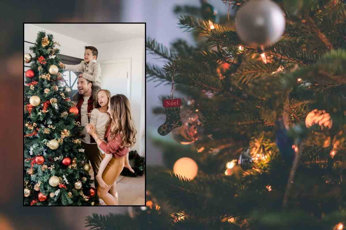 Famiglia compone albero di Natale vero