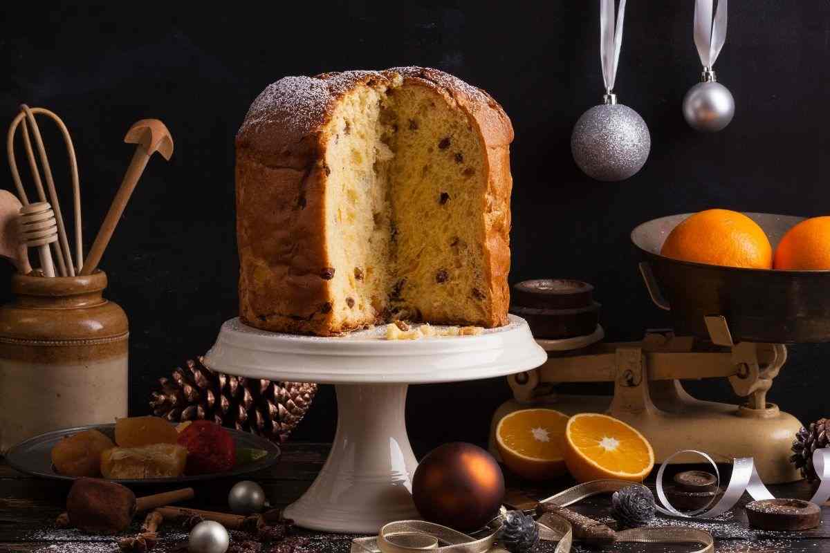 Un bel panettone esposto in tavola