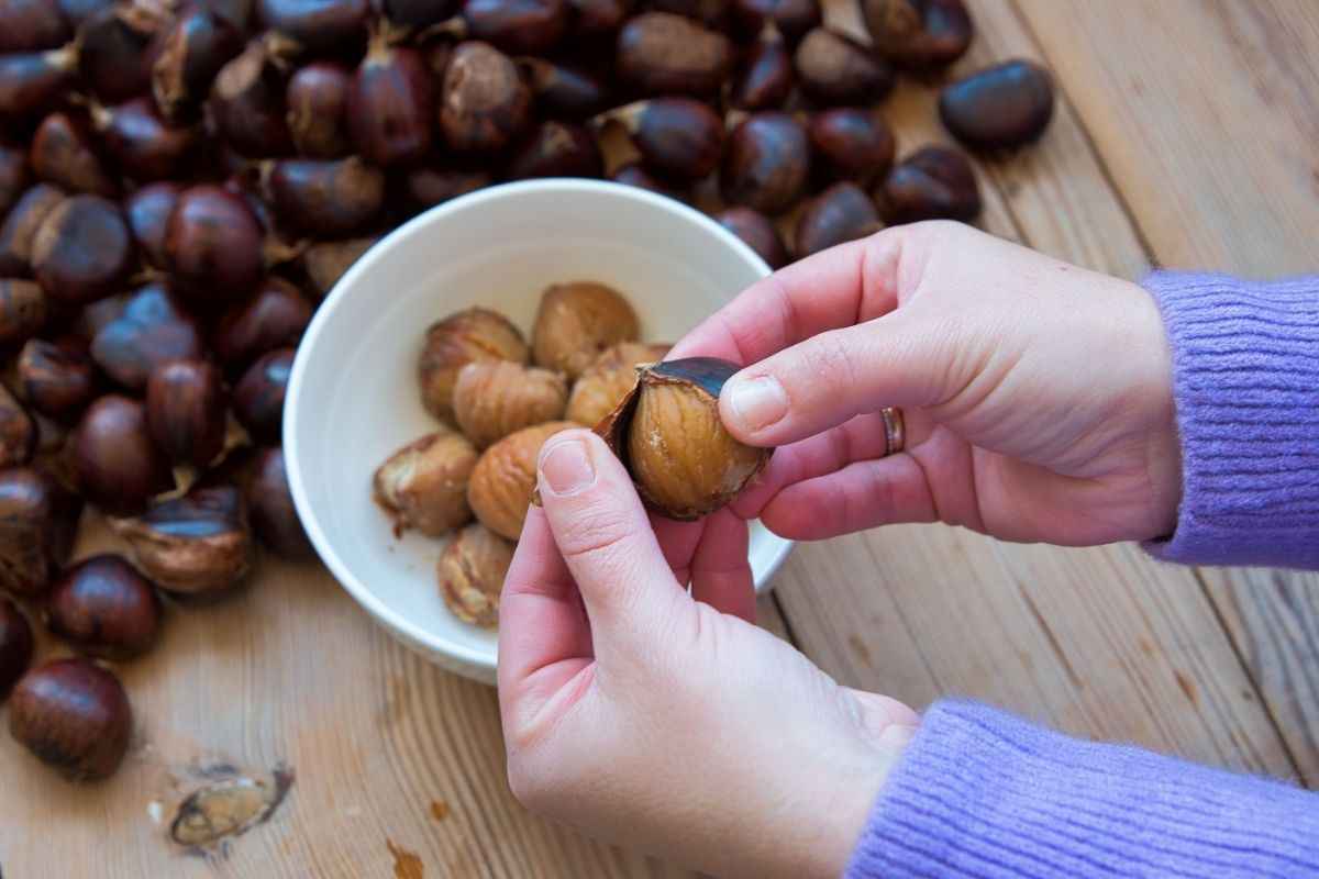 sbucciare castagne